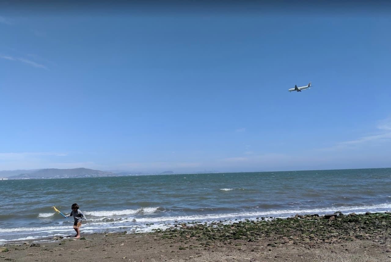 <b>En el condado de <a href="https://www.smcgov.org/press-release/regional-shelter-place-orders-extended-some-rules-ease" target="_blank">San Mateo,</a></b> los residentes que viven a menos de 10 millas de las playas pueden tener acceso a ellas. La nueva orden
<b>prohíbe a quienes viven a más de 10 millas del condado de San Mateo viajar a la zona para su recreación.</b>