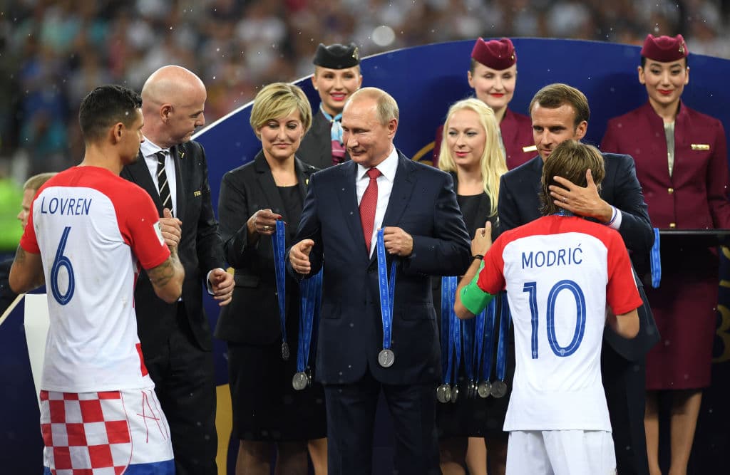 La premiación continuó con la entrega de medallas a los protagonistas de gran final del Mundial de Rusia 2018, donde Francia venció 4-2 a Croacia.
