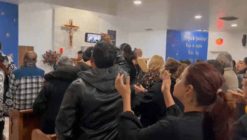 Desde las 4 de la mañana, devotos abarrotaron 
<b>St. William Catholic Church </b>para cantar con amor a la madre de Jesucristo.