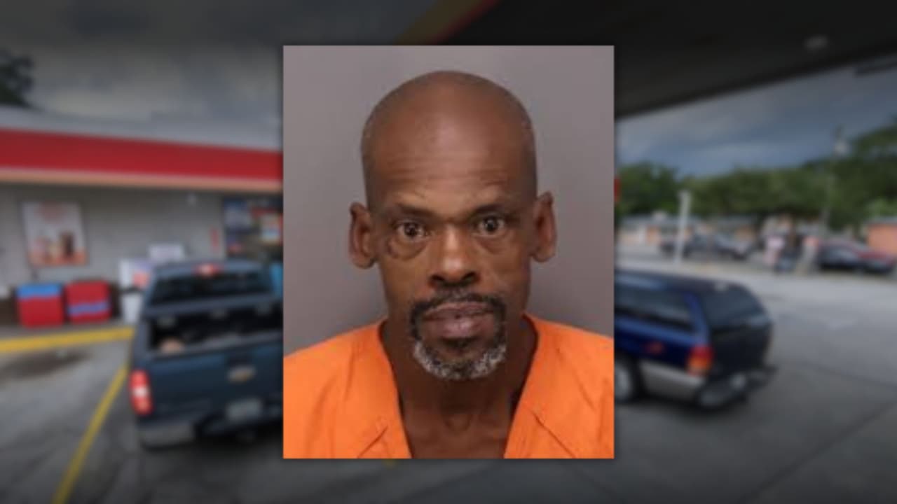 Pide un 'ride' a Tampa, pero al negárselo intentó robar el auto y atacó al conductor con un fierro y un cuchillo