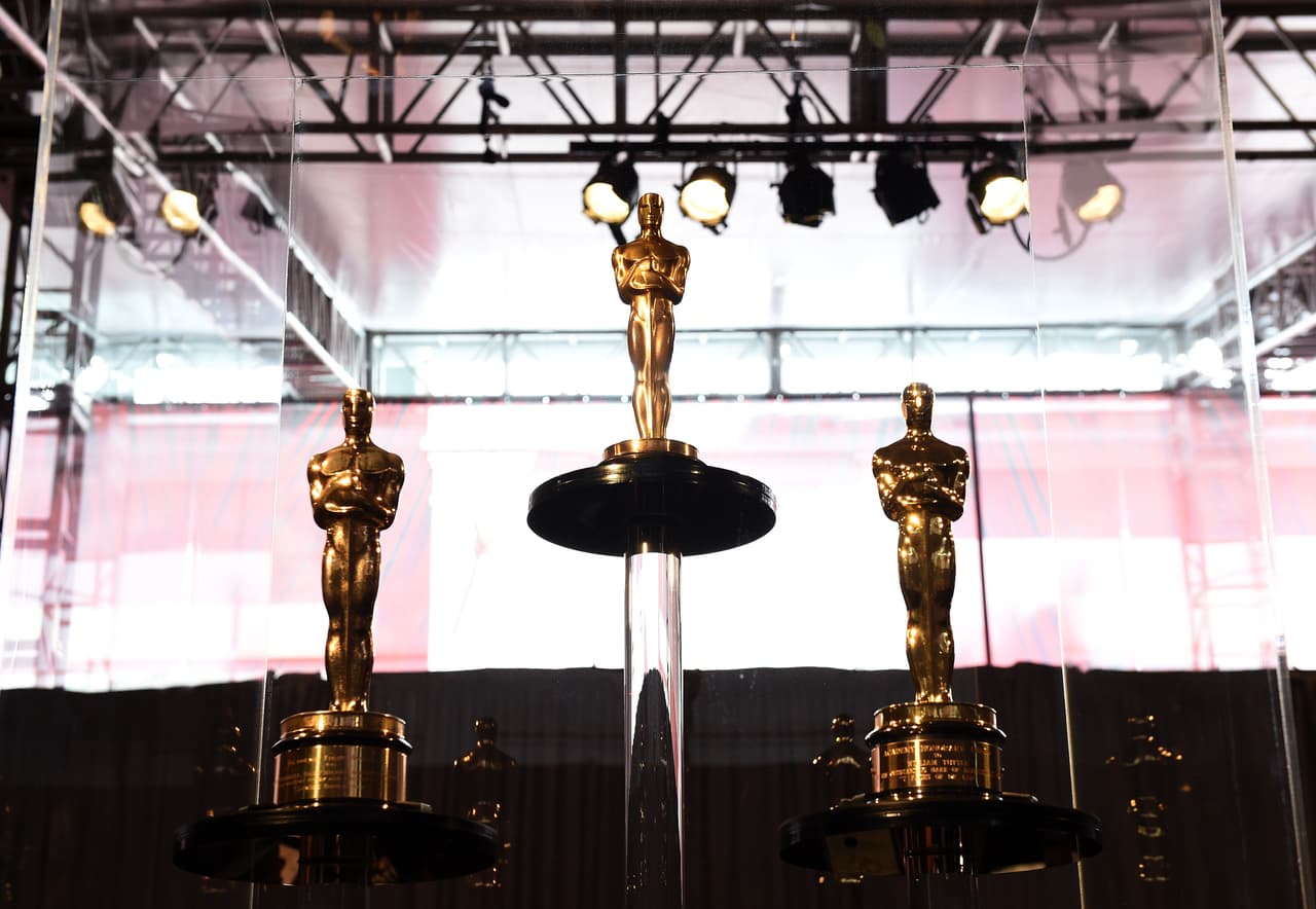La polémica se desató luego que se anunciara que las categorías de Mejor Fotografía, Edición, Maquillaje y Peinado y Cortometraje serían entregadas durante los cortes comerciales de la transmisión en televisión para “optimizar tiempos”.
<br>
