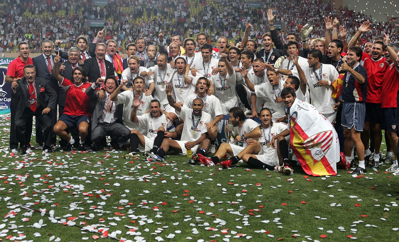 En competiciones locales se coronó con Sevilla en la Copa del Rey 2006-07 y en la Supercopa de España en la 2007-08, antes de su fichaje con el Barcelona por 35 millones de euros.