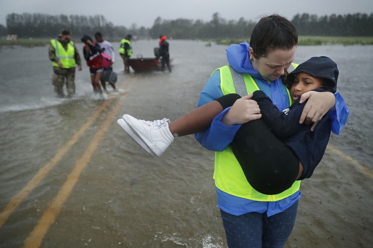 Este reportero 'lucha' en vivo contra el viento de Florence... mientras dos peatones andan tan campantes