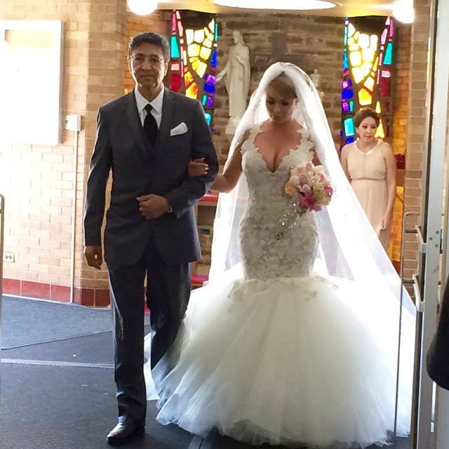 Su padre, Don Armando Terrazas, la llevó al altar.
