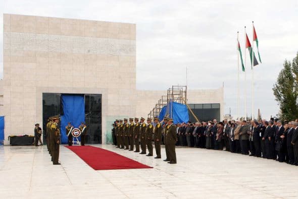 Respecto a la exhumación de Arafat, expertos internacionales analizarán los restos de Arafat para buscar si tienen polonio, una sustancia radiactiva sumamente tóxica.