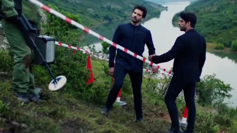 Sabiendo que algo malo sucedía, Kemal actuó rápido y tomó de uno de sus brazos a su enemigo.