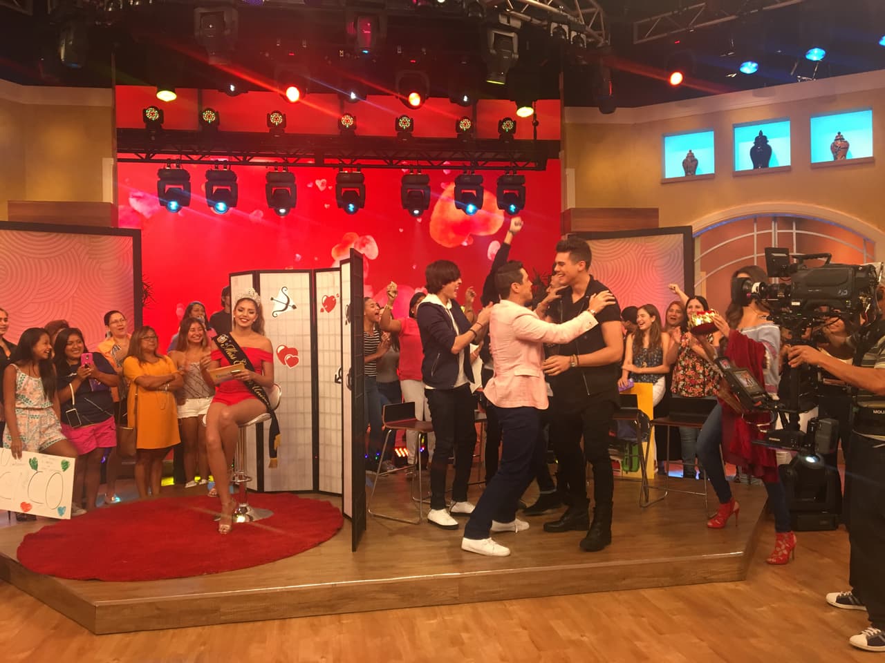 Zabdiel estaba ansioso de conocer a la chica que estaba del otro lado de la mampara.