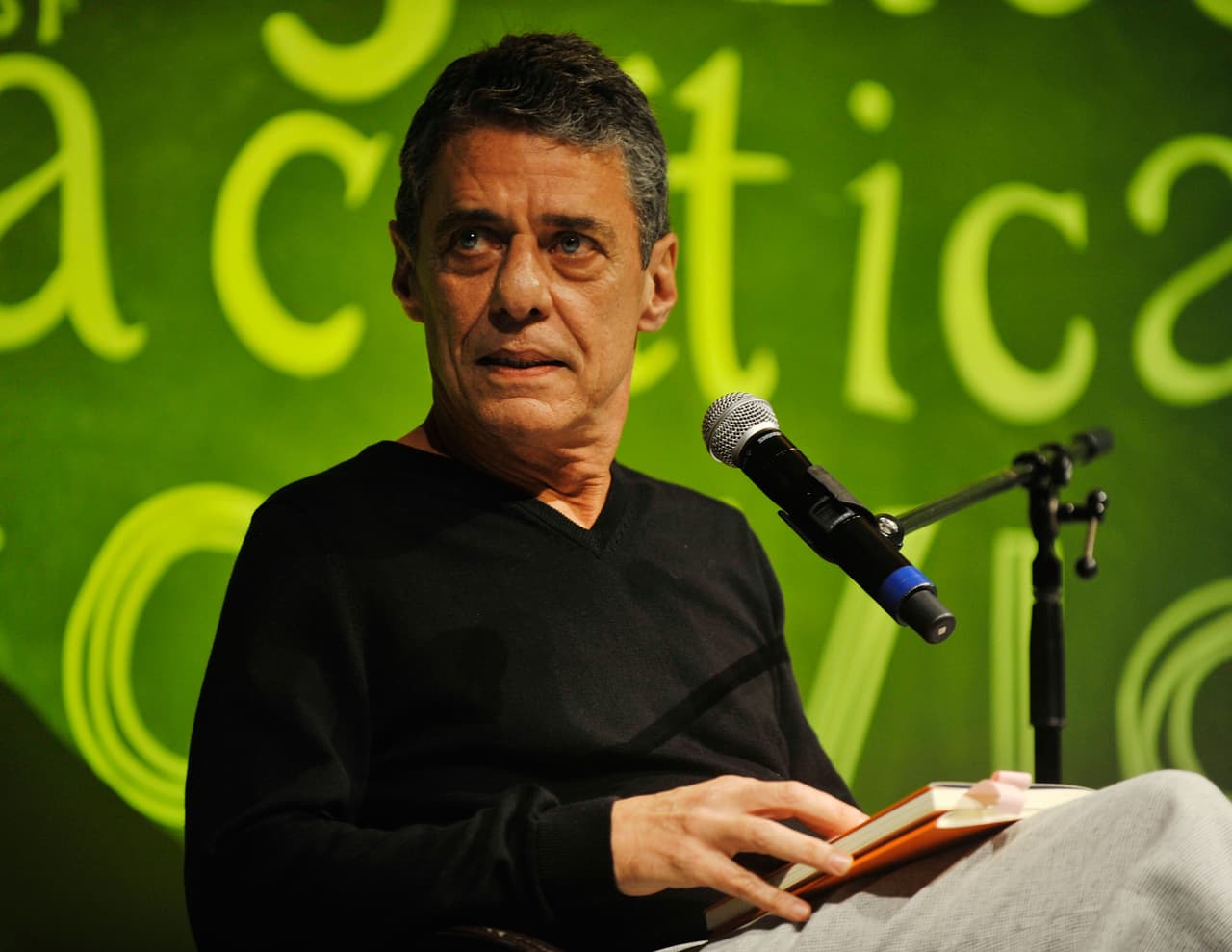 El poeta, músico, escritor y compositor brasileño Chico Buarque destaca también con tres nominaciones y aparece en las categorías: Álbum del Año por su disco 'Caravanas', Mejor Canción Lengua Portuguesa y Mejor Álbum de Música Popular Brasileña.