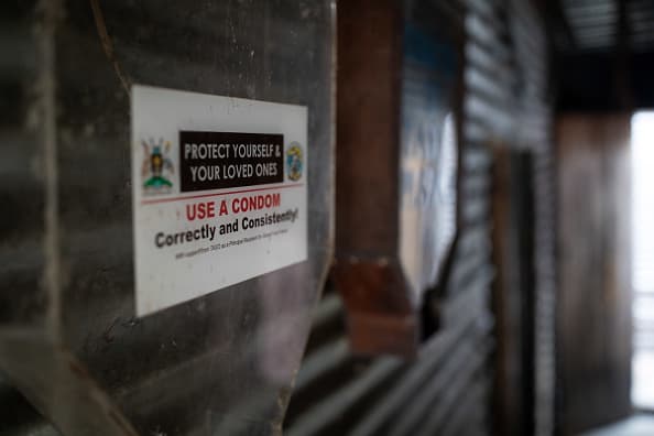 Las enfermedades de transmisión sexual son aquellas que se transmiten a través del sexo vaginal, oral o anal. Suelen ser asintomáticas o presentar síntomas leves en su fase inicial, lo que dificulta su detección y tratamiento oportuno.
<b>Cualquiera puede padecerlas y contagiar a otros sin siquiera saberlo. </b>
<br>