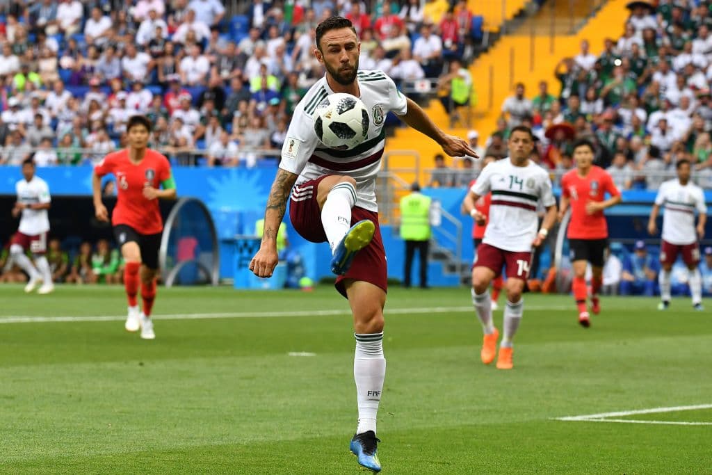 Miguel Layún: 9. Una de las virtudes que tuvo Layún fue, con base en su velocidad, desequilibrar a la zaga surcoreana, resistió las patadas, mantuvo la posesión de balón y creó una de gol.