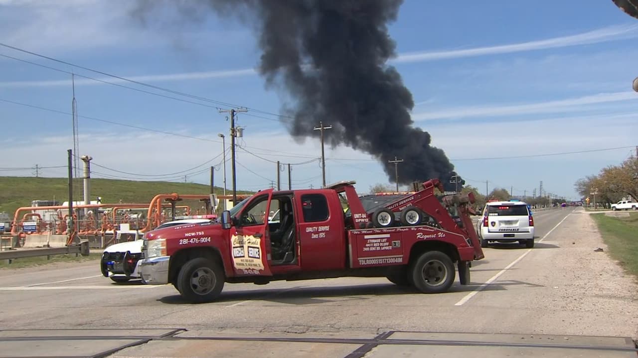 Desde distintos puntos de la ciudad de Houston se puede observar la enorme fumarola del incendio.