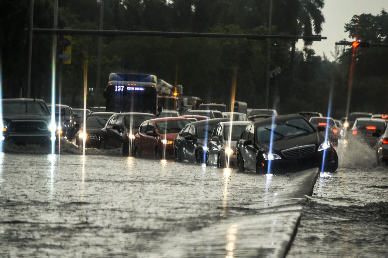 También piden que no se maneje sobre las calles inundadas pues pueden estar más profundas de lo que aparentan y haber escombros que no están a la vista, y causen que se pinchen las llantas u otros daños en los carros. 
<br>