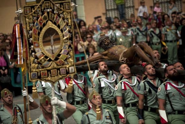 Los miembros de la Legión Española cargan una estatua del Cristo de la Buena muerte de la iglesia de Santo Domingo de Guzmán.