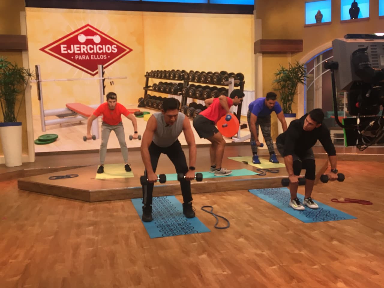 Con la rutina también puedes tonificar los brazos y espalda.