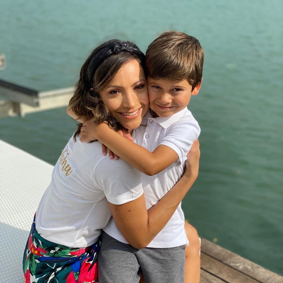 Y ni qué decir de Bruce, su hijo, a quien describe como un "devorador de libros" en ambos idiomas y que además es un caballerito encantador.