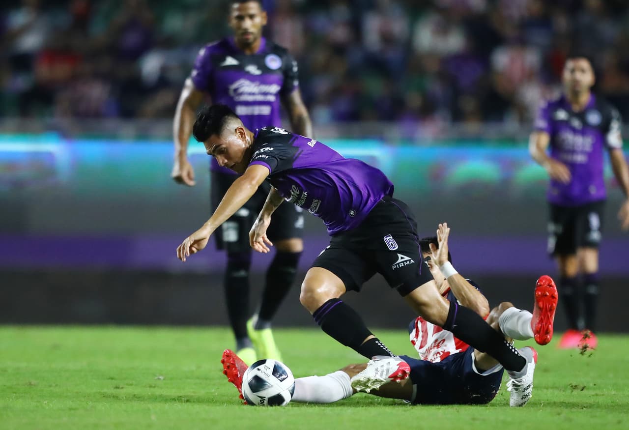 La primera parte fue muy disputada y ningún equipo logró imponer dominio. Los remates a portería fueron escasos y la polémica llegaría sobre la media hora.