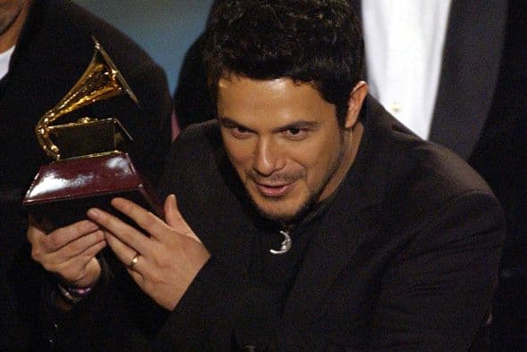 Una vez más tenemos a Alejandro Sanz, que en 2002 alzó con orgullo este reconocimiento gracias a su tema 'Y Sólo Se Me Ocurre Amarte'.