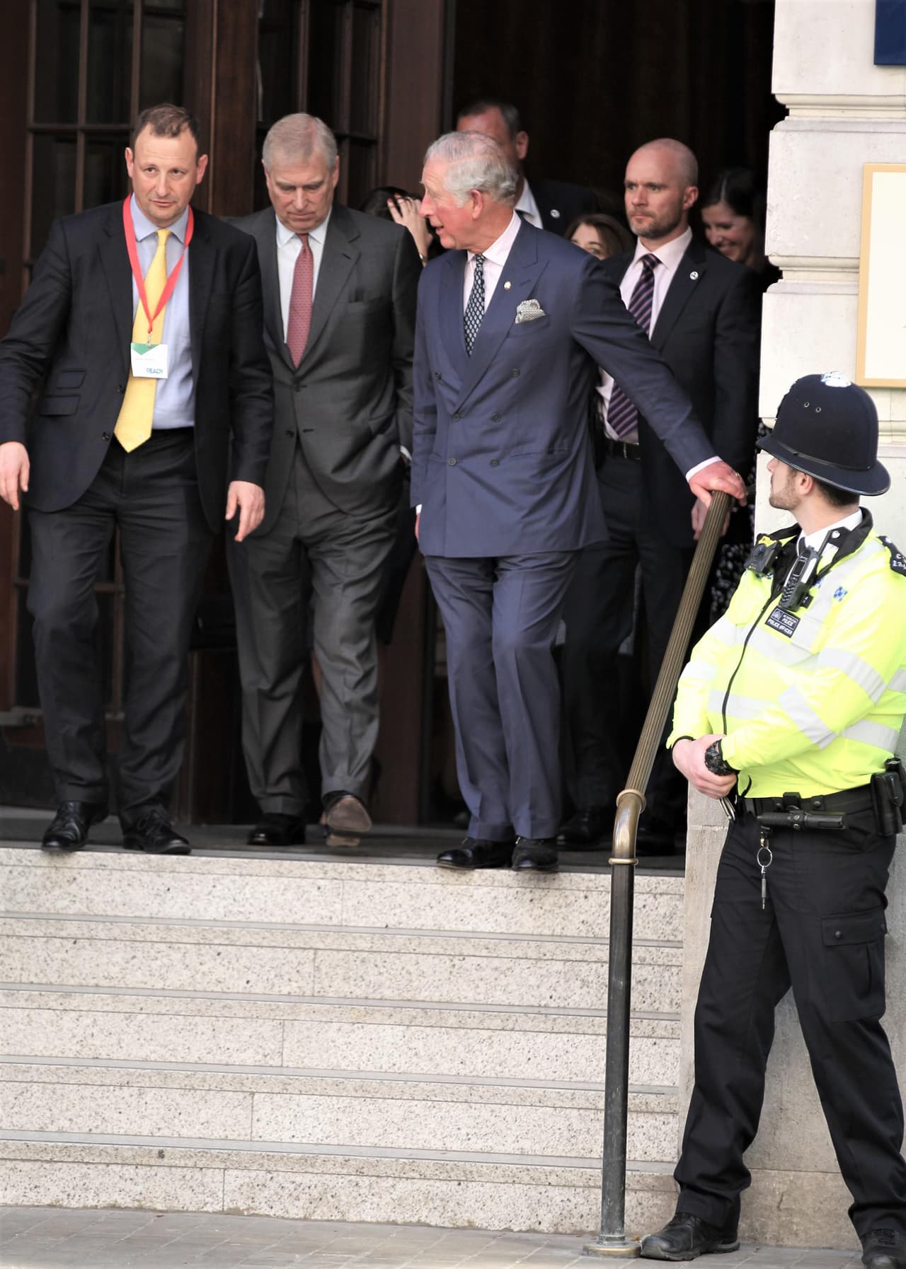 Más allá de las tensiones que ahora podrían surgir debido a la polémica que enfrenta el príncipe Andrew, la relación entre los hijos de la reina Isabel siempre ha sido tensa, según 
<b><a href="https://elpais.com/elpais/2019/11/25/gente/1574684487_874515.html">El País</a>.</b>
<br>