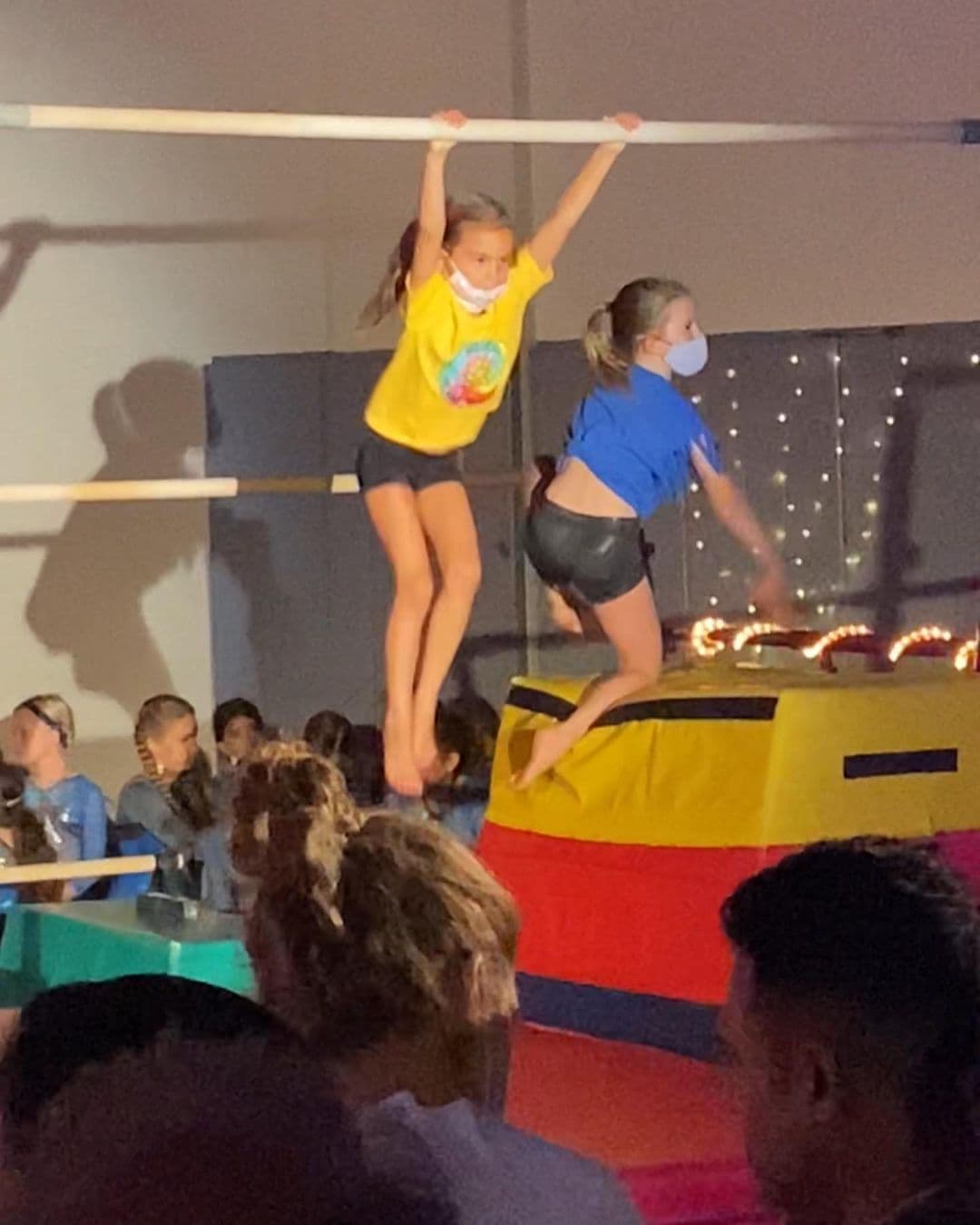 La más pequeña de las mujercitas del presentador mexicano lleva el gusto por los deportes en la sangre y esta semanas sus papás compartieron lo bien que le fue en el show final de su curso de gimnasia.