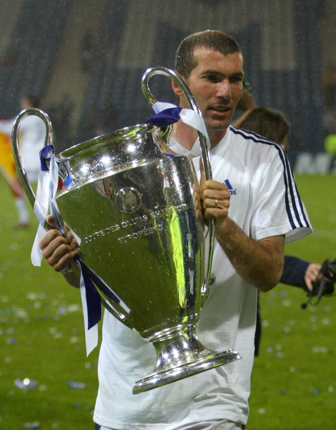 Ese equipo ganó 5 títulos (2 Ligas, una Copa de Europa, una Supercopa de la UEFA y una Intercontinental), pero el más recorádado fue justamente el de la Champions League con gol de Zidane en el año del centenario del club.