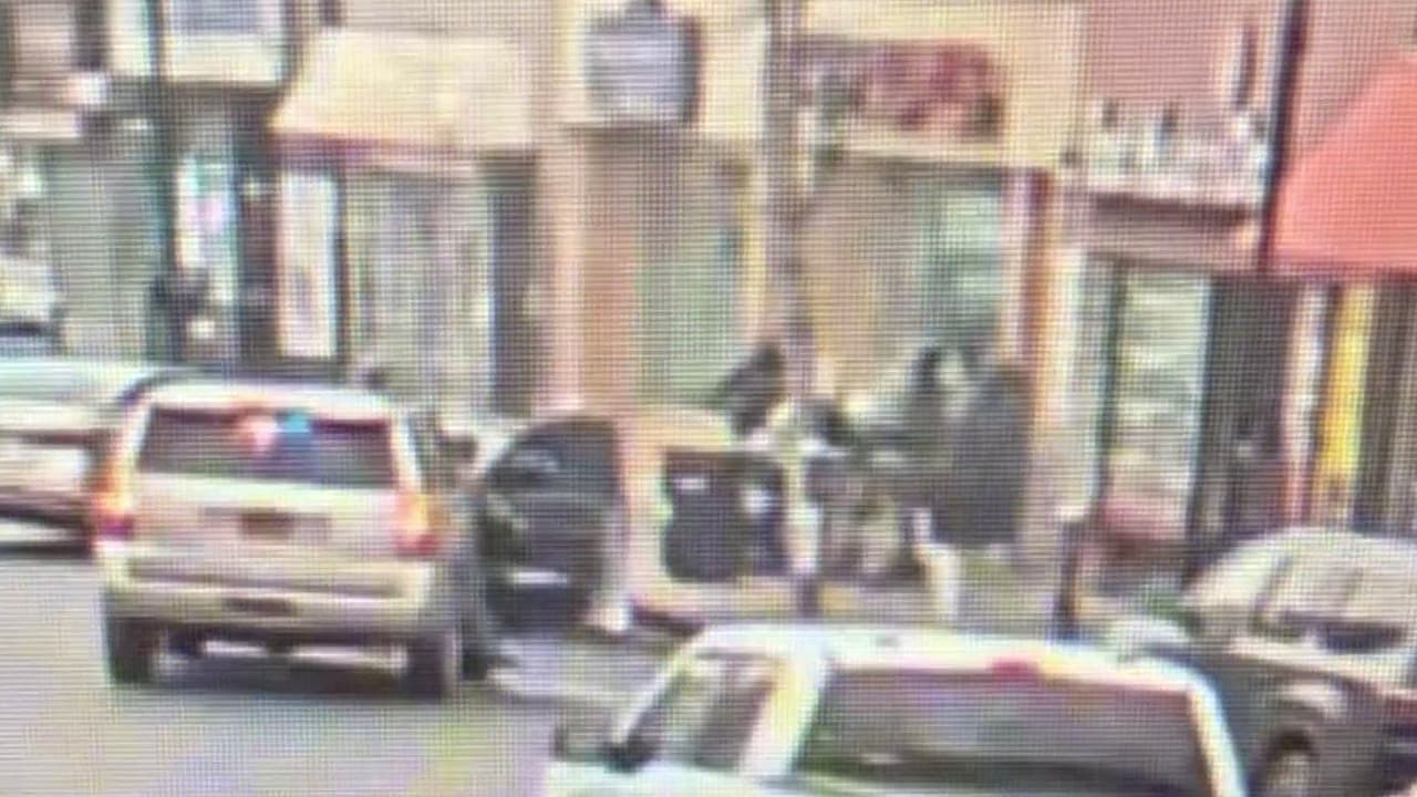 Agentes de ICE detienen a una persona en calles de West New York