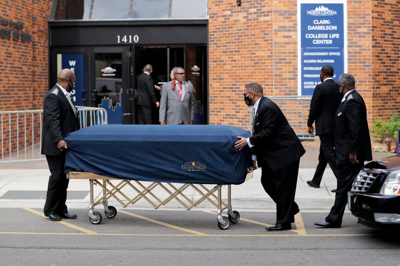 El féretro de George Floyd al llegar al lugar donde será realizado uno de sus funerales el 4 de junio del 2020.