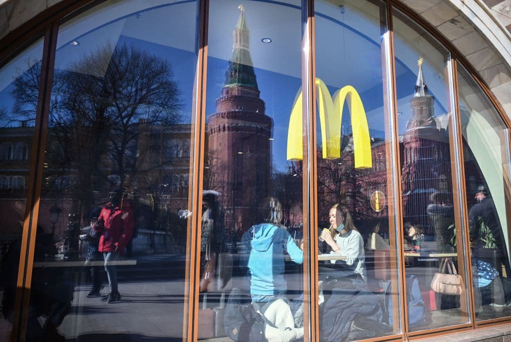 McDonald's anunció el pasado marzo el cierre temporal de sus
<b>850 locales en Rusia</b> y la congelación de sus operaciones. La cadena de comida rápida anunció la pasada semana que llegó a un acuerdo para vender su negocio al empresario y socio de la franquicia Alexandr Govor para desarrollar una nueva marca.