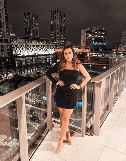 Y junto a esta imagen donde compartió su look, la más pequeña de la familia de Despierta América también deseó un Feliz Día de la Mujer.