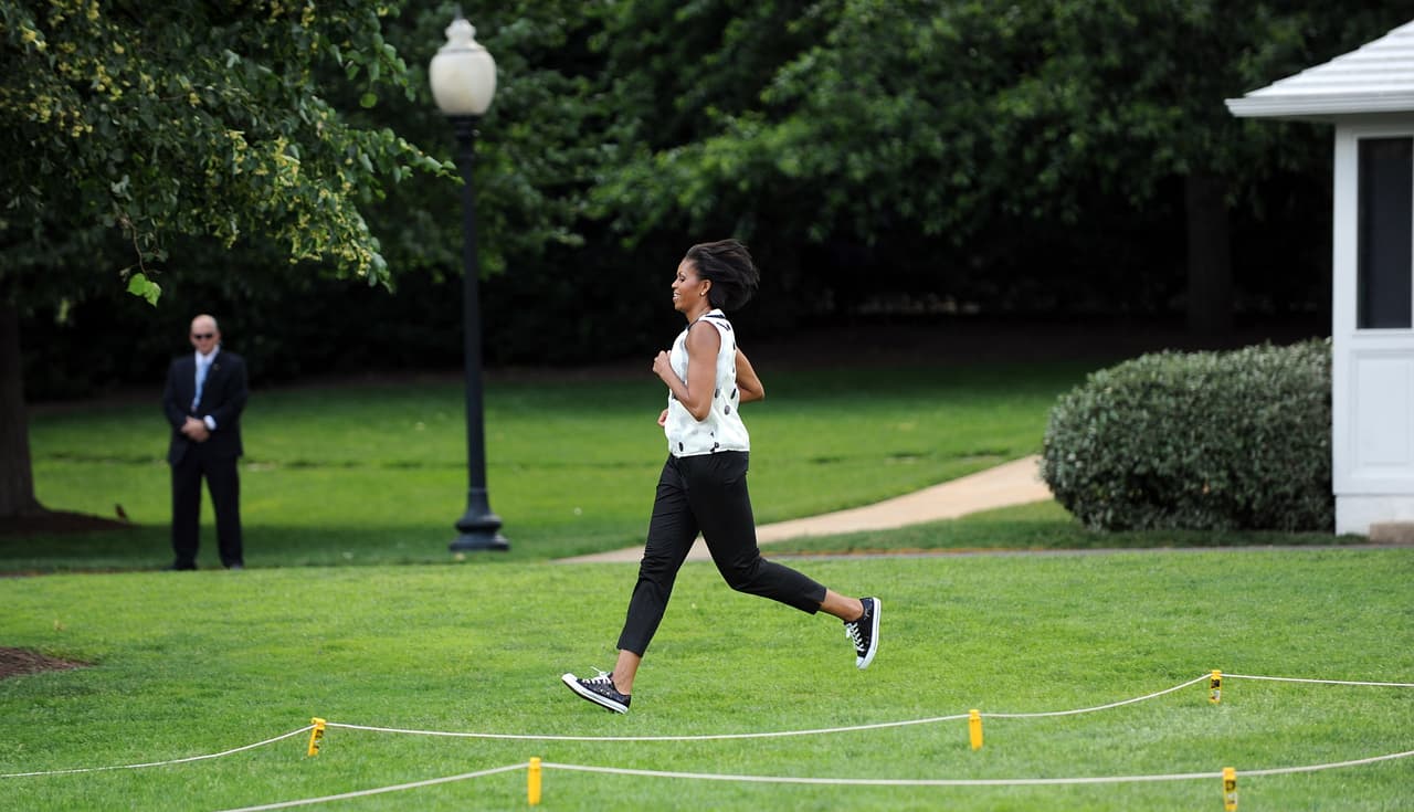 Michelle Obama alardeó de estilo incluso en sus actuaciones más informales. En esta carrera que mantuvo en la Casa Blanca en 2010, su top de brazos descubiertos y sus tenis Converse de brillantes llamaron la atención tanto como sus habilidades a la hora de correr.