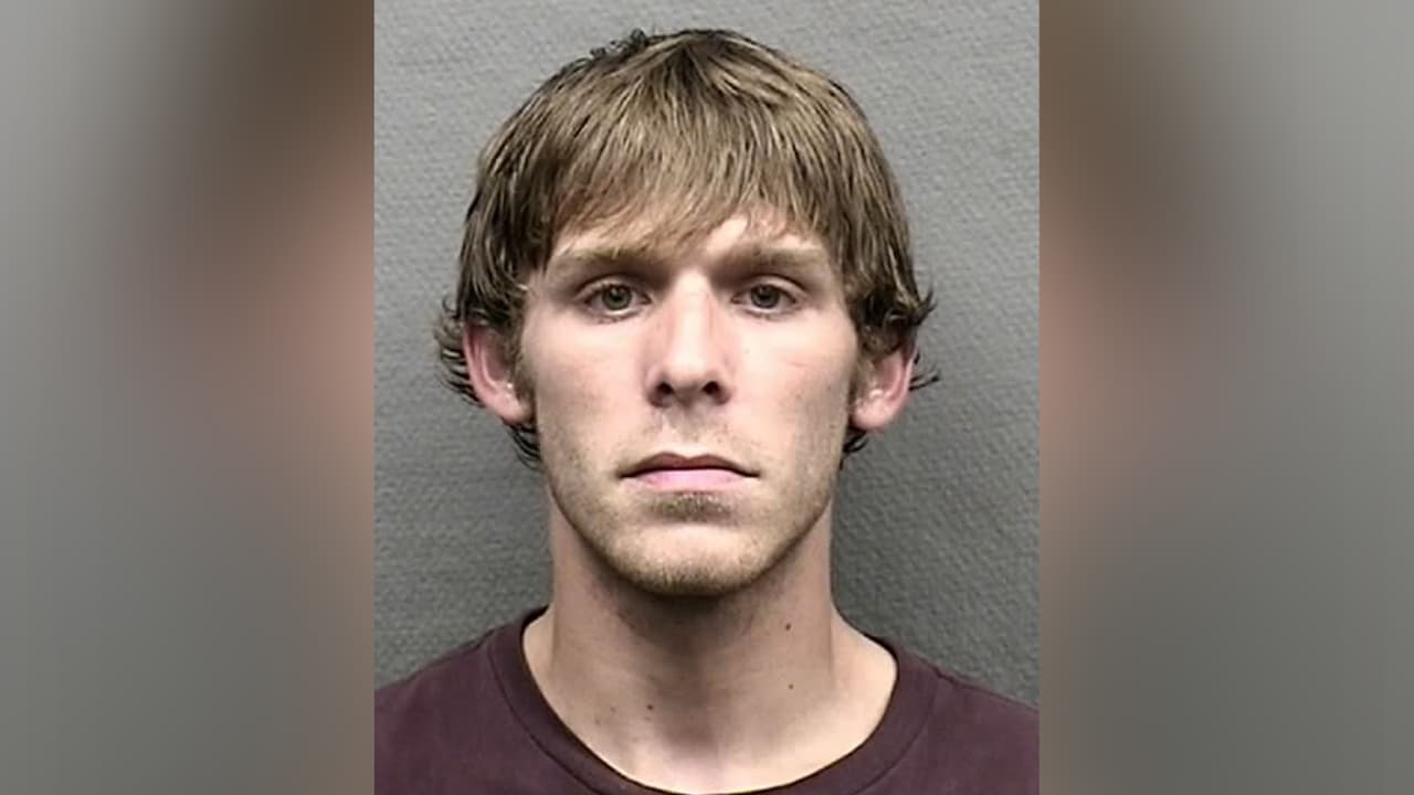 Tyler Matthew Hill, es señalado de robo de entre $2,500 y $30,000.