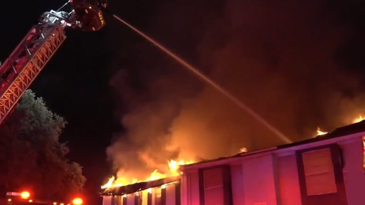 “Es como si Dios hubiera puesto un ángel”: un hombre despierta a 30 residentes de un edificio que se consumía en llamas y los salva del fuego