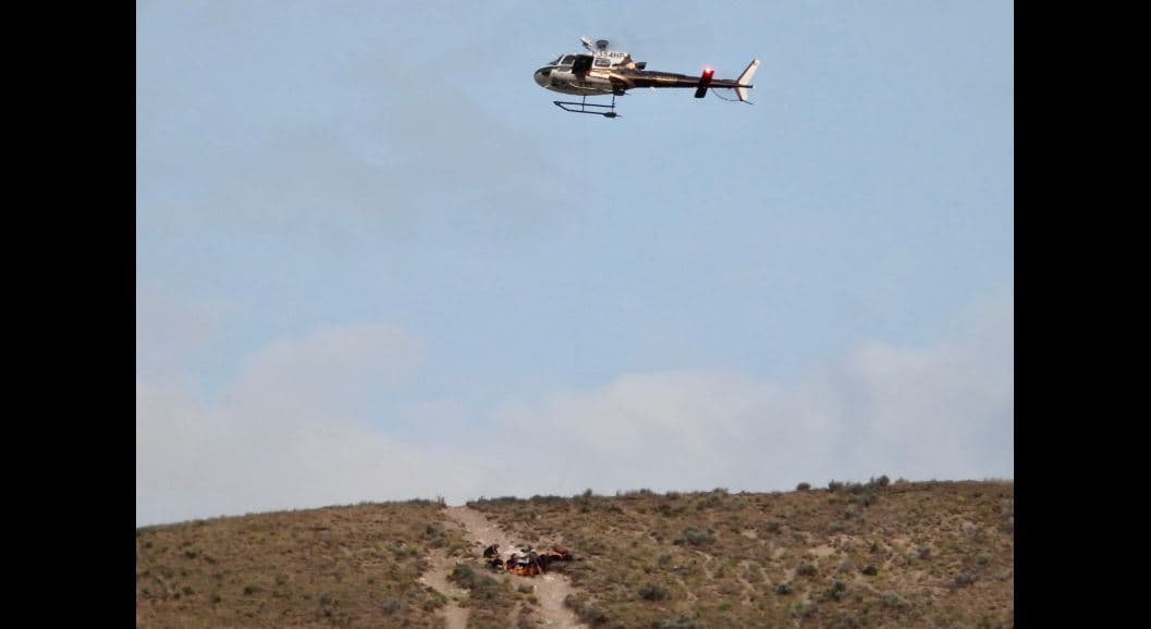 El capitán de bomberos y paramédico, Pritchard fue recogido por el helicóptero para volar sobre la cima de la montaña para acceder a la zona en donde se encontraba la persona que cayó del parapente.