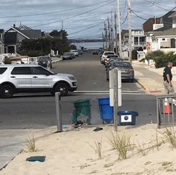 La explosión ocurrió dentro del bote de basura en la esquina de la calle D.