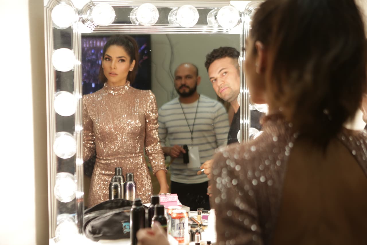 Alejandra se graduó de 'fashion stylist' al elegir este mini vestido brillante para el cuarto show en vivo de La Banda. Los fans adoraron este look sobretodo porque el brilló es perfecto para las fiestas que se aproximan.