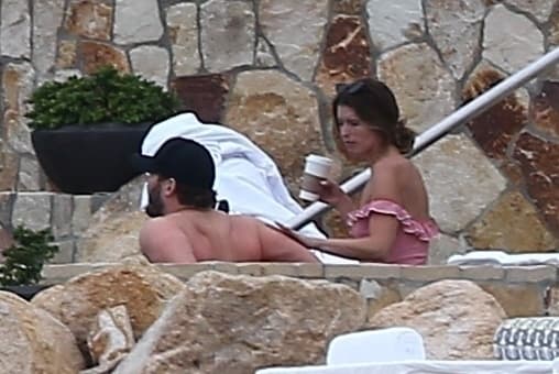 Este lunes, con una imagen y un tierno mensaje, 
<b><a href="https://www.instagram.com/p/Bsmy0gUFIt7/">el actor anunció en Instagram</a></b> su compromiso con la hija de Arnold Schwarzenegger y Maria Shriver.