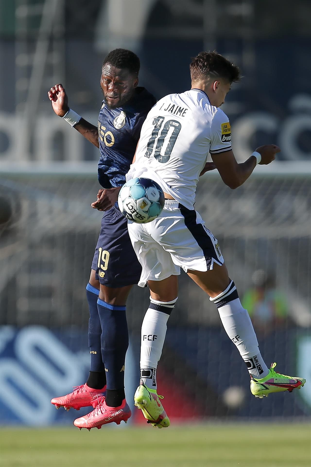 Porto se lleva la victoria ante el Famalicao 2-1 durante la segunda Jornada de la Primeira Liga. Toni Martínez le dio la victoria a los 'Dragones Azules', pues anotó dos goles contra uno de Riccieli Eduardo da Silva Junior. 'Tecatito' Corona no tuvo participación en el encuentro.