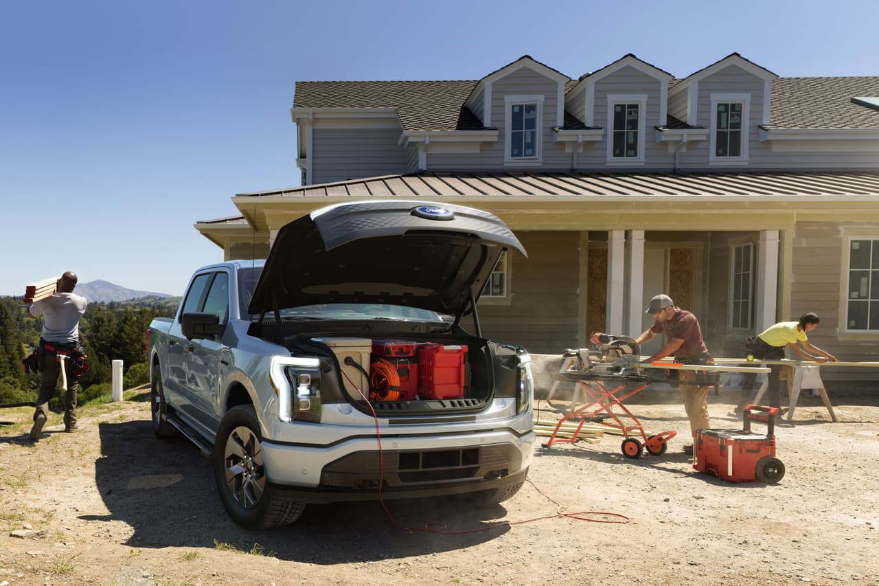 Al no contar con un motor a gasolina, la F-150 Lightning ofrece una enorme área de almacenamiento bajo el capó, lo que ahora se conoce como ‘frunk’ o ‘front trunk’ (maletero delantero), que incluye un sistema de apertura y cierre eléctrico, cuatro enchufes, dos cargadores USB y un piso drenable.