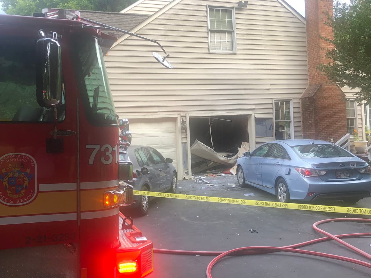 Una explosión causada por fuegos artificiales dejó a dos personas heridas de gravedad y provocó que varios habitantes del vecindario debieran evacuar en Darnestown.