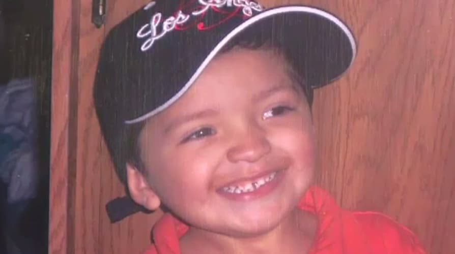 El LAPD informó que el niño fue hallado tapado con una cobija de la que salieron un par de cucarachas cuando fue retirada. Los agentes añadieron que Yónatan mostraba una complexión esquelética y su cuerpo estaba pálido, rígido y en posición fetal. Aunque el menor tenía 11 años de edad, se reveló que solo pesaba 34 libras (15.4 kilos).