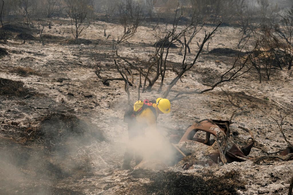 Los 
<a href="https://www.univision.com/temas/bomberos">bomberos</a> se enfrentan ahora con un reto adicional: los vientos cambiantes y secos, que avivan las llamas.