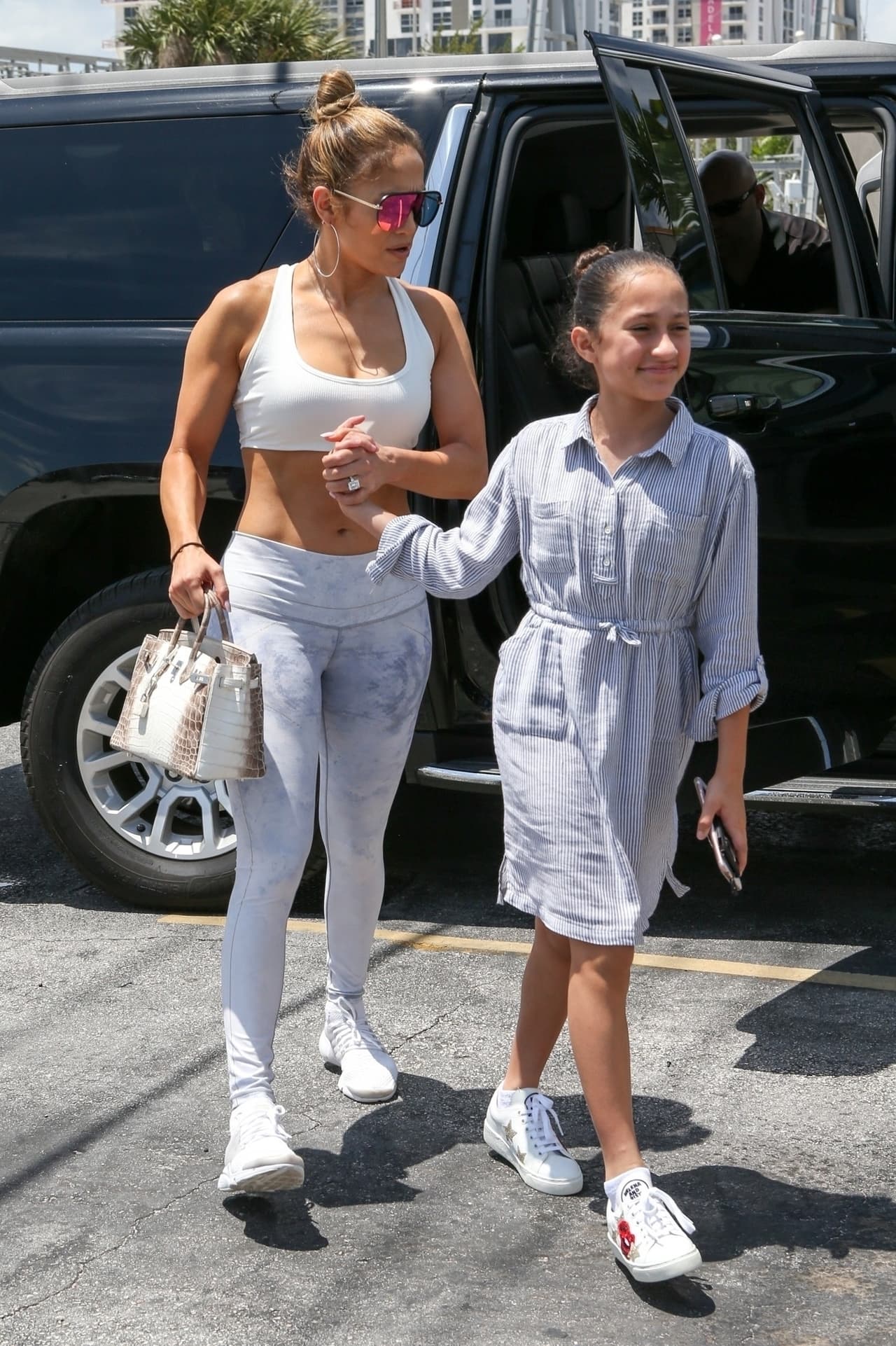 Se trata del icónico 
<b><a href="https://www.christies.com/features/Deconstructed-The-Hermes-Himalaya-9532-3.aspx" target="_blank">Hermès Birkin Himalaya</a></b>.