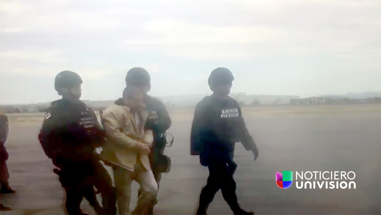 Joaquín Guzmán es escoltado por elementos del Ejército mexicano para ser entregado a autoridades de Estados Unidos para su extradición.