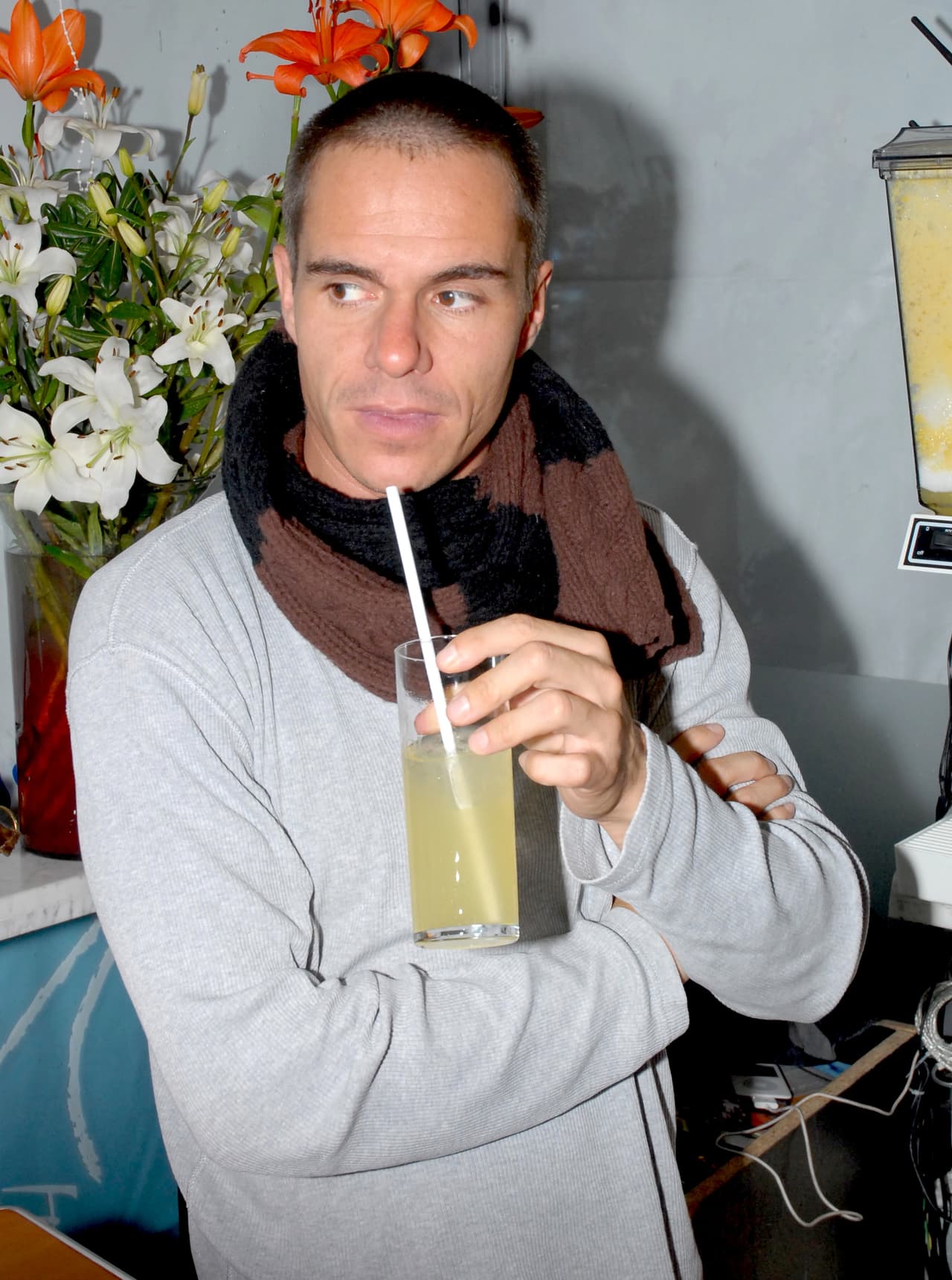 Tony Dalton solo participó en la primera temporada, dio vida al maestro de educación física, Dagoberto García.