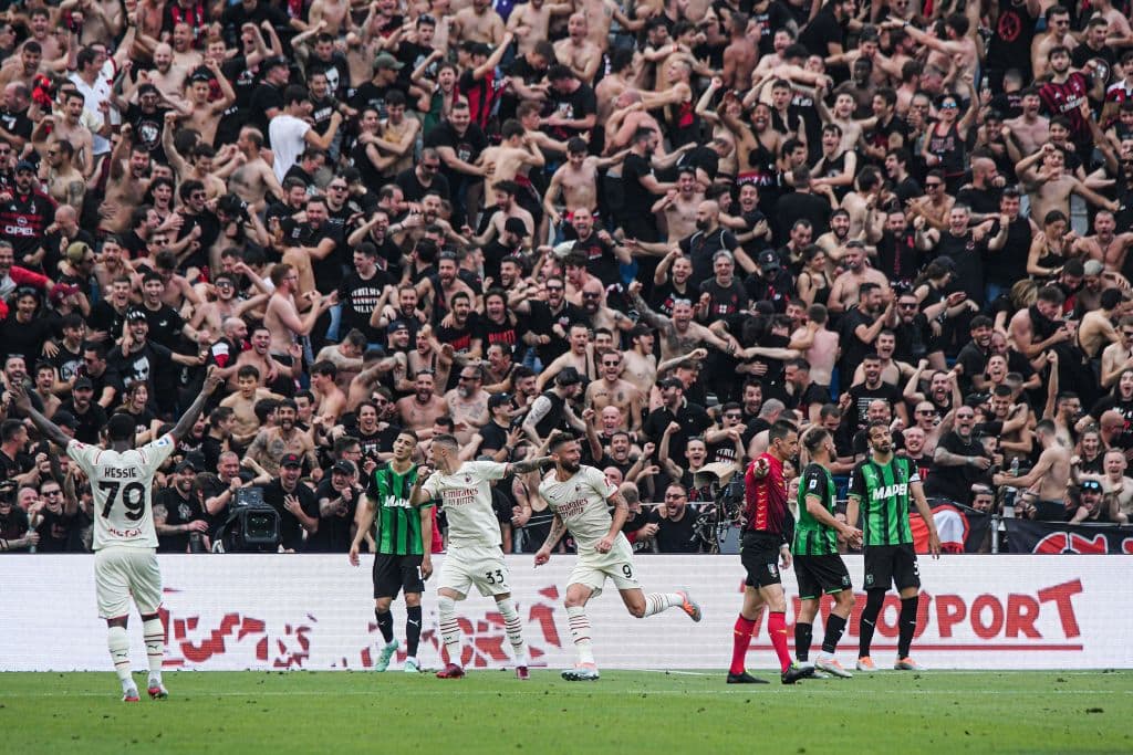 El AC Milan, tras once años, volvió a ganar el título de la Serie A tras imponerse este domingo por 0-3 al Sassuolo, resultado que impidió que su rival de patio, el Inter, se quedara sin opciones.