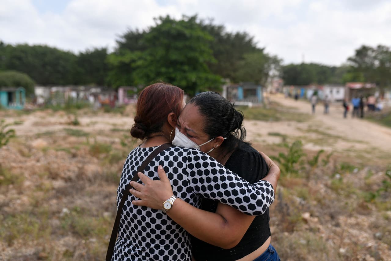 En la foto, familiares de la periodista asesinada Yesenia Mollinedo se abrazan y lloran. 
<br>
<br>
<br>