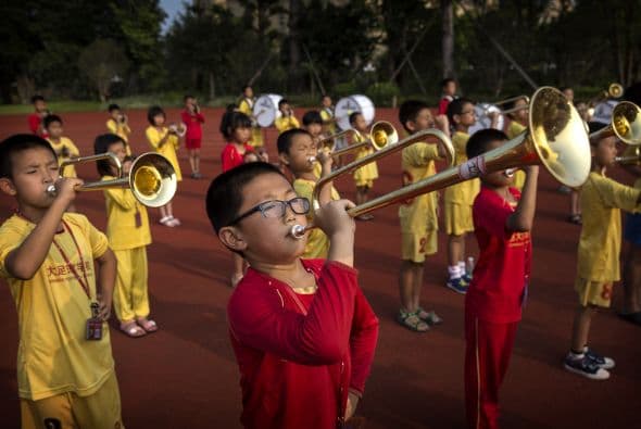 Pero no todo es fútbol en esta escuela. También aprenden a tocar en una banda de viento.