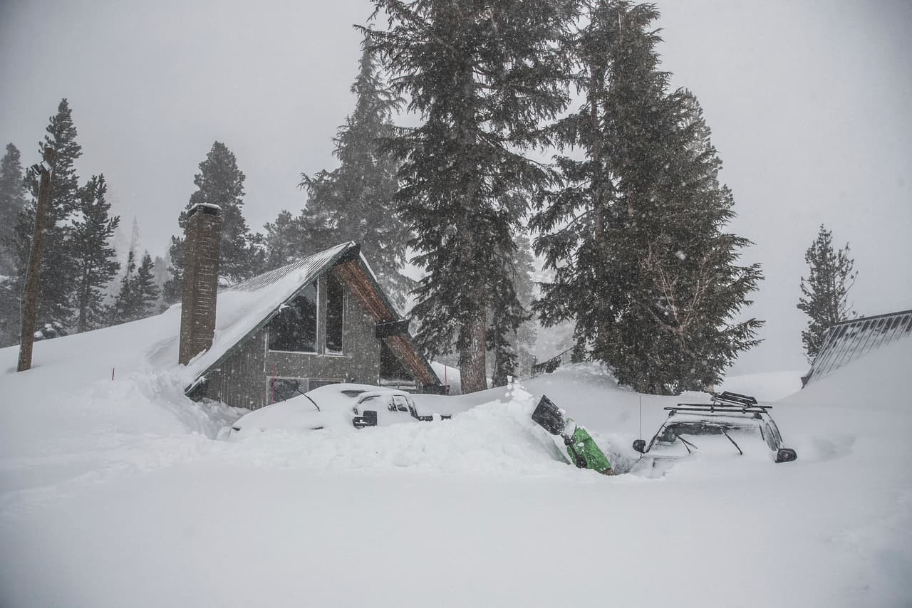 Esta otra imagen de Mammoth Mountain, muestra a un hombre cavando nieve junto a un vehículo en plena tormenta de invierno. De acuerdo con el Servicio Nacional de Meteorología, la acumulación de nieve durante las tormentas invernales superan las diez pulgadas.
