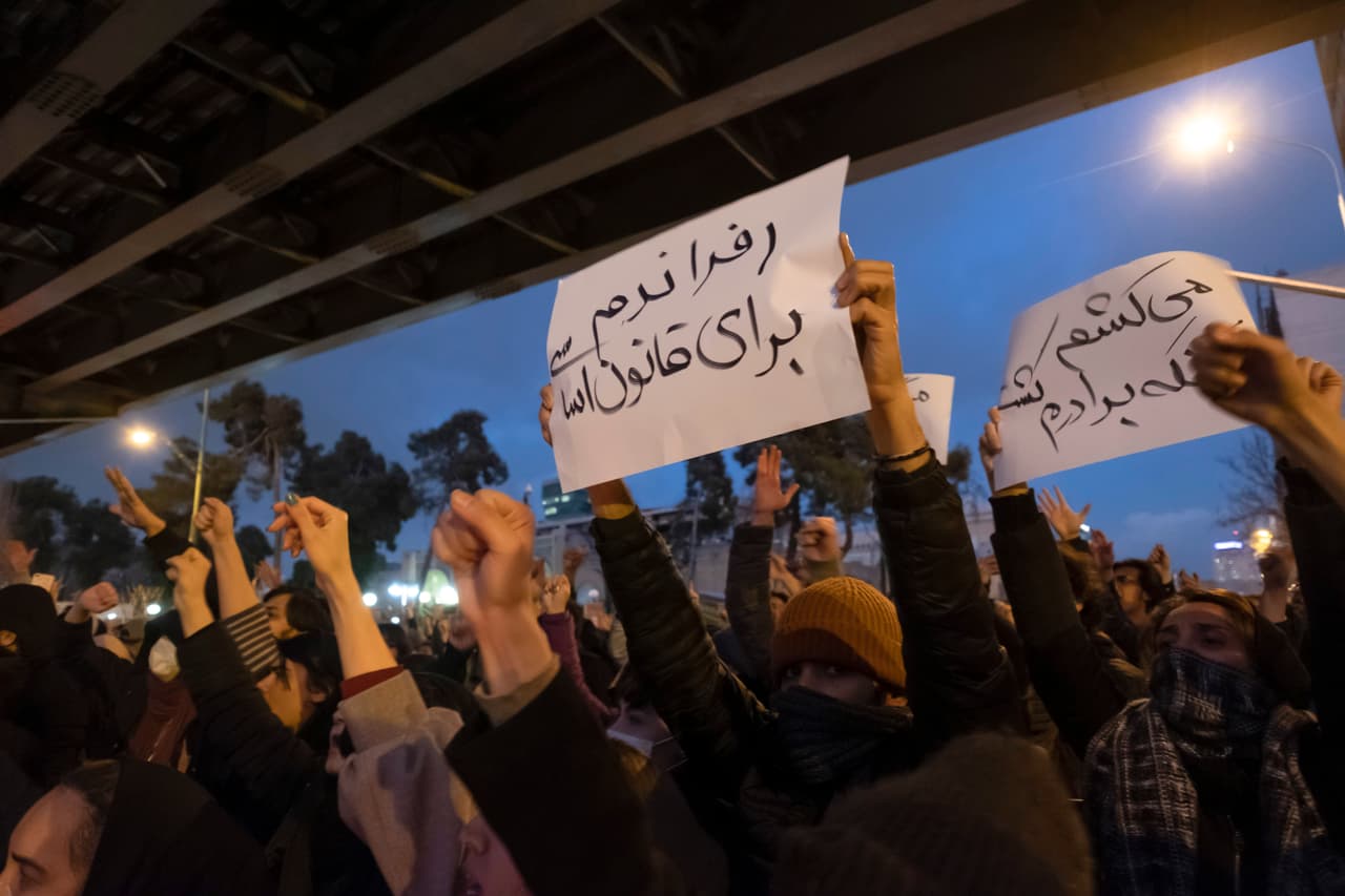 "Mataré a quienes mataron a mi hermano", dice la pancarta a la derecha de este manifestante en la capital iraní. "El comandante en jefe (Khamenei) renuncia, renuncia", decían los asistentes a la marcha según retrataban videos publicados en Twitter.