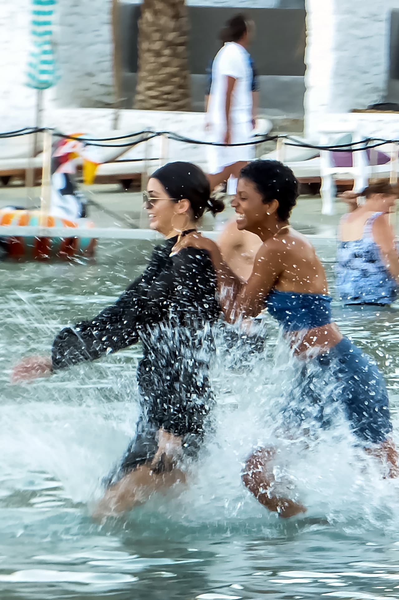 El clima en Mykonos, Grecia, está este verano por encima de los 80 grados farenheit. Sin embargo, Kendall Jenner se metió al mar con un vestido negro, largo y con los brazos cubiertos junto a su amiga su Bella Hadid.