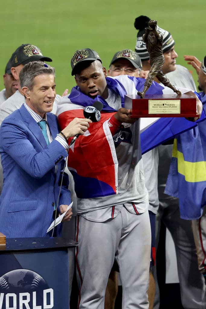 Fiesta en Houston, tras un aplasatante enfrentamiento, jugadores de los Atlanta Braves celebran el cuarto título de Serie Mundial de la franquicia.